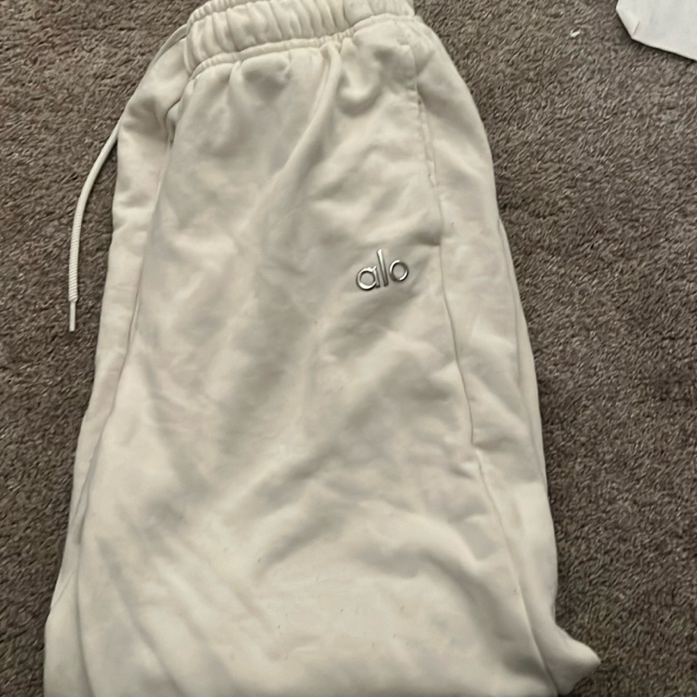 White womens alo sweatpants! So soft and comfortable